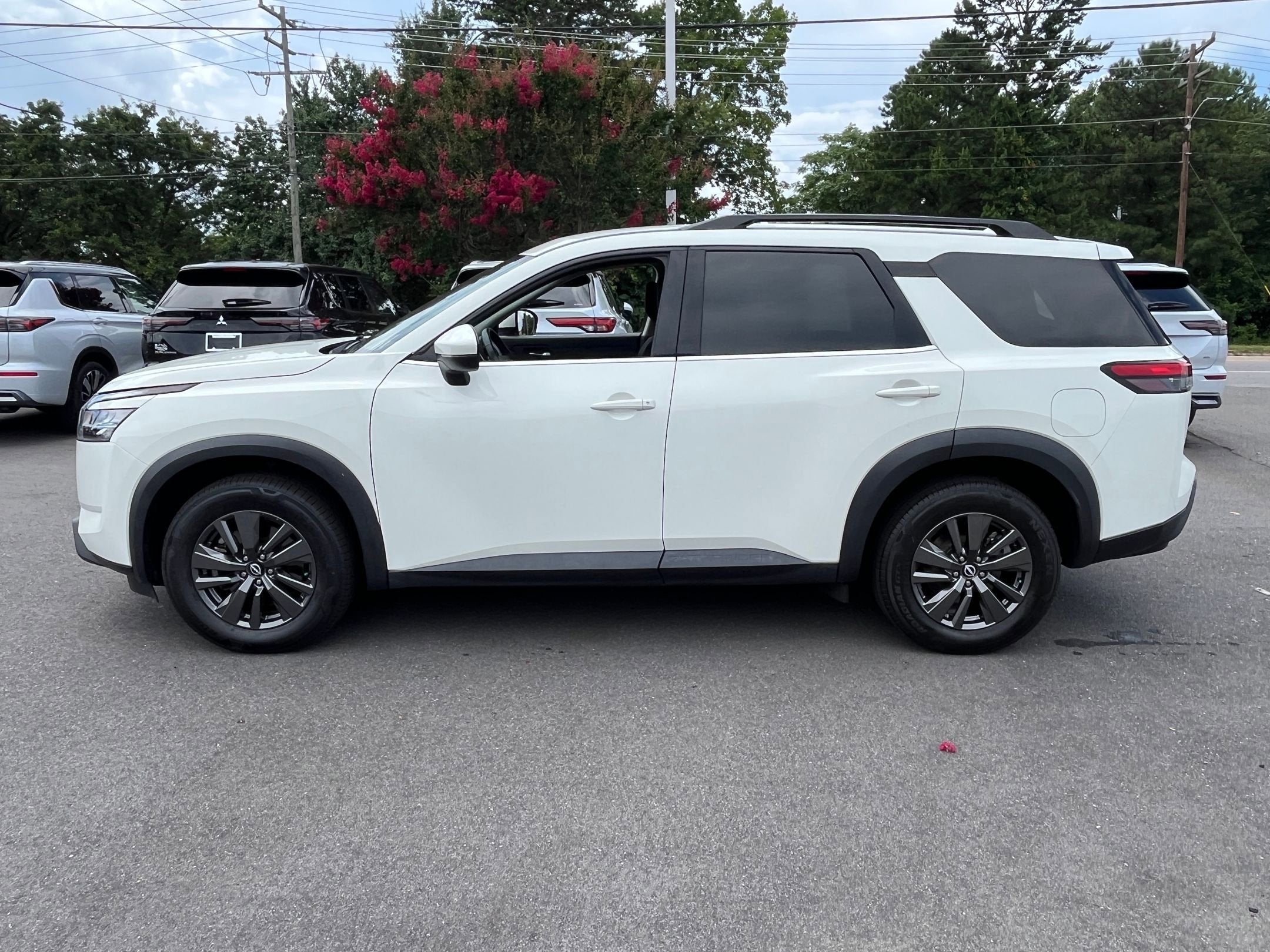 2022 Nissan Pathfinder SV