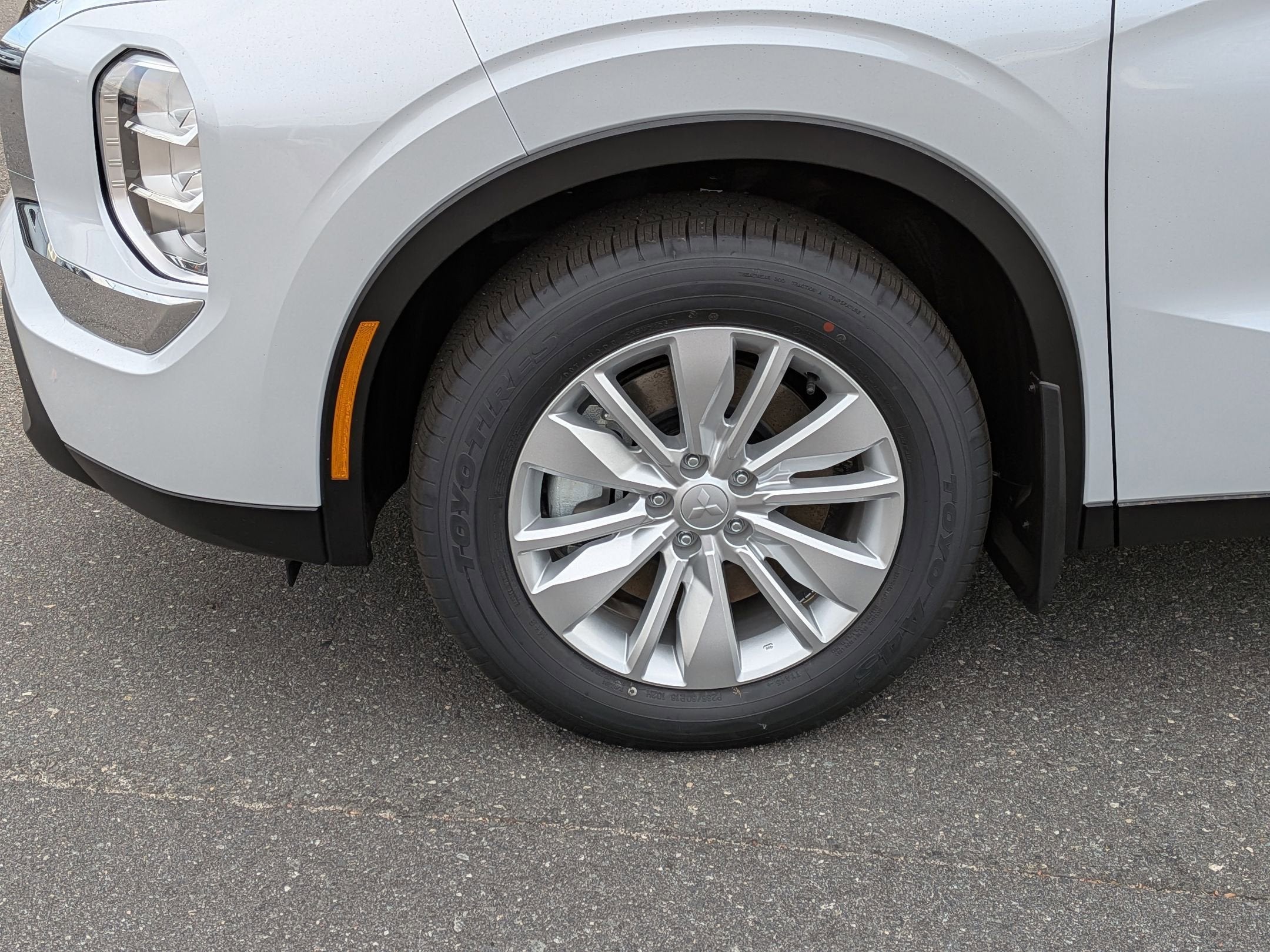 2025 Mitsubishi Outlander ES