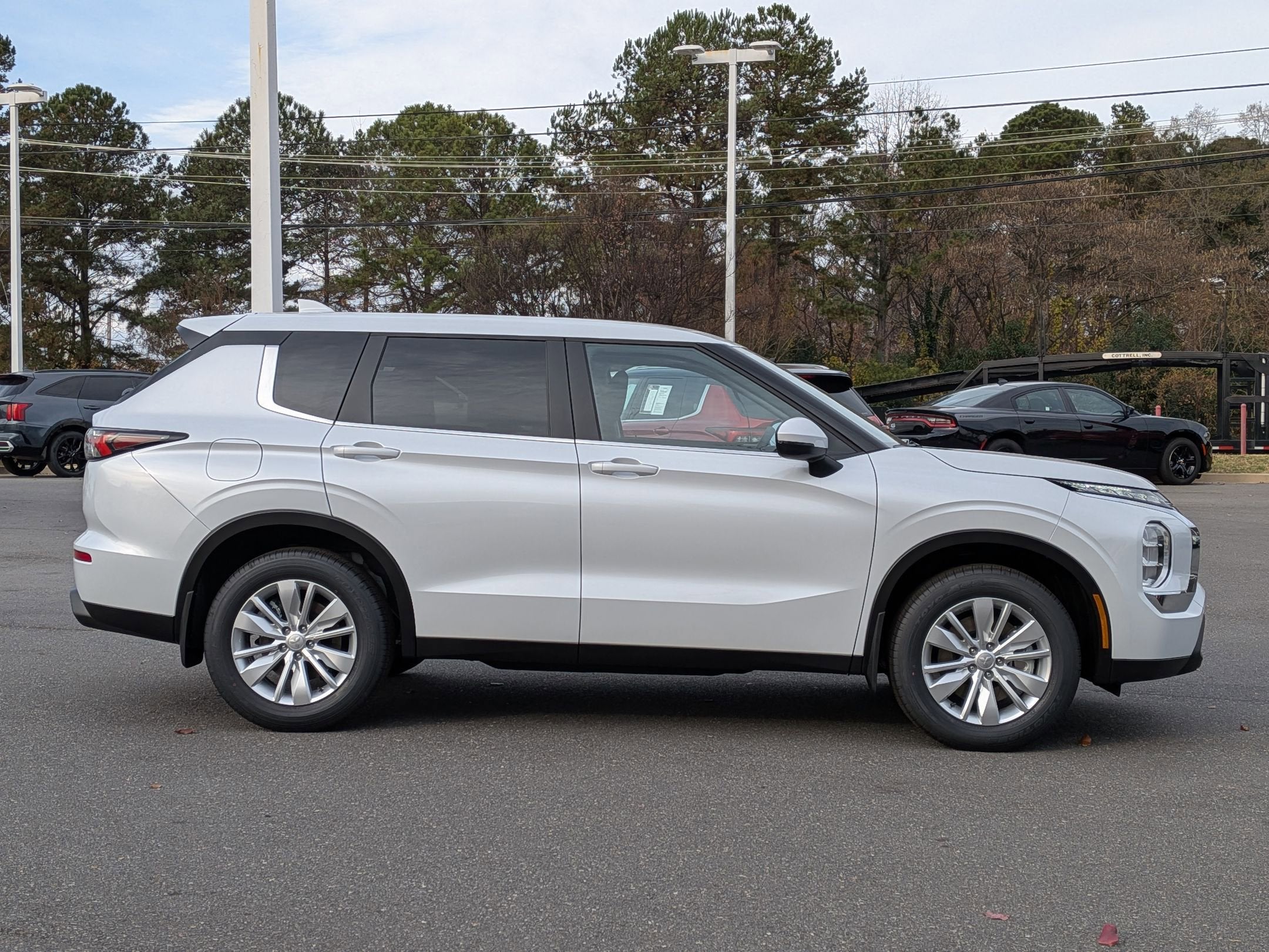 2025 Mitsubishi Outlander ES