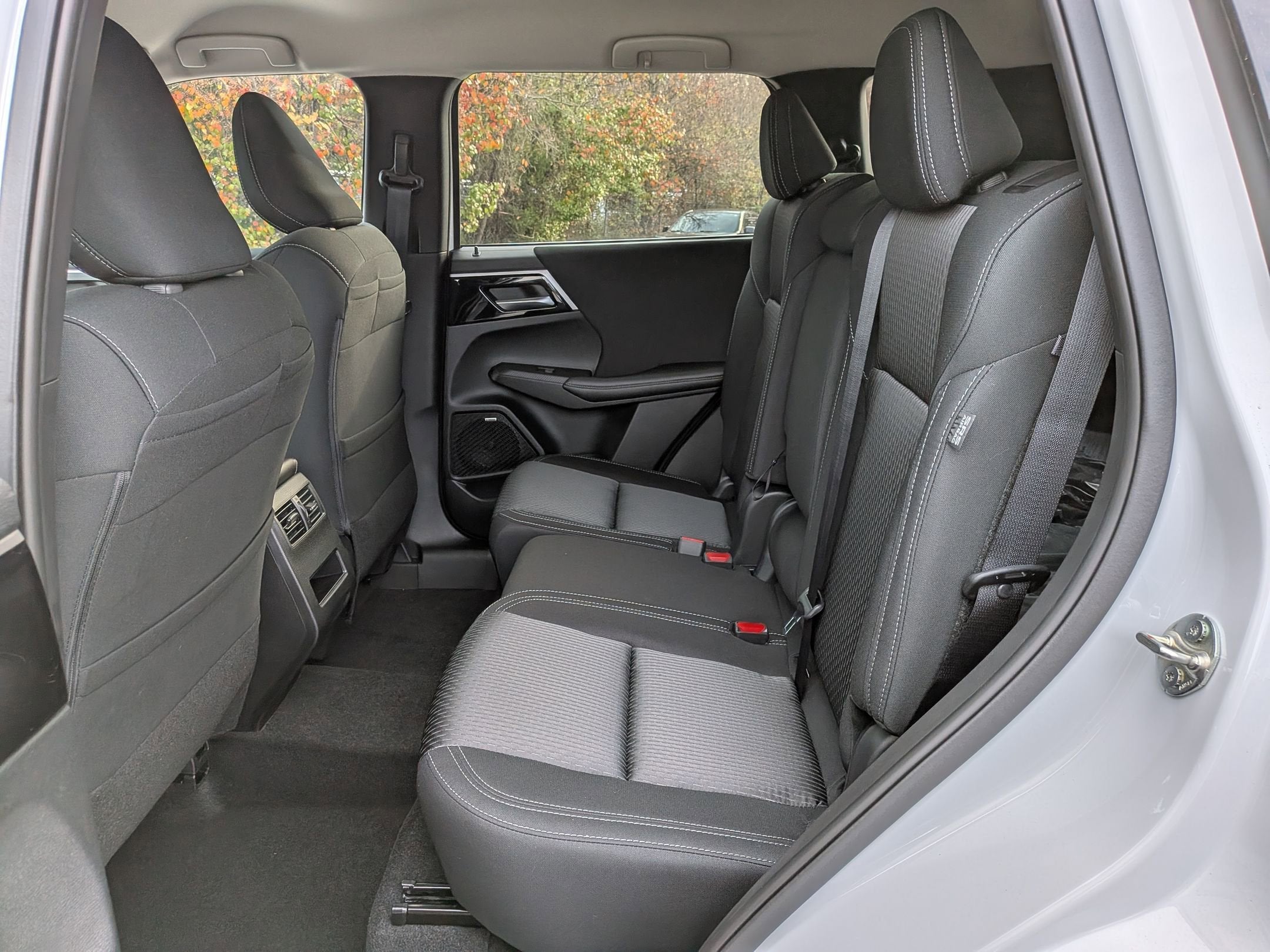 2025 Mitsubishi Outlander ES