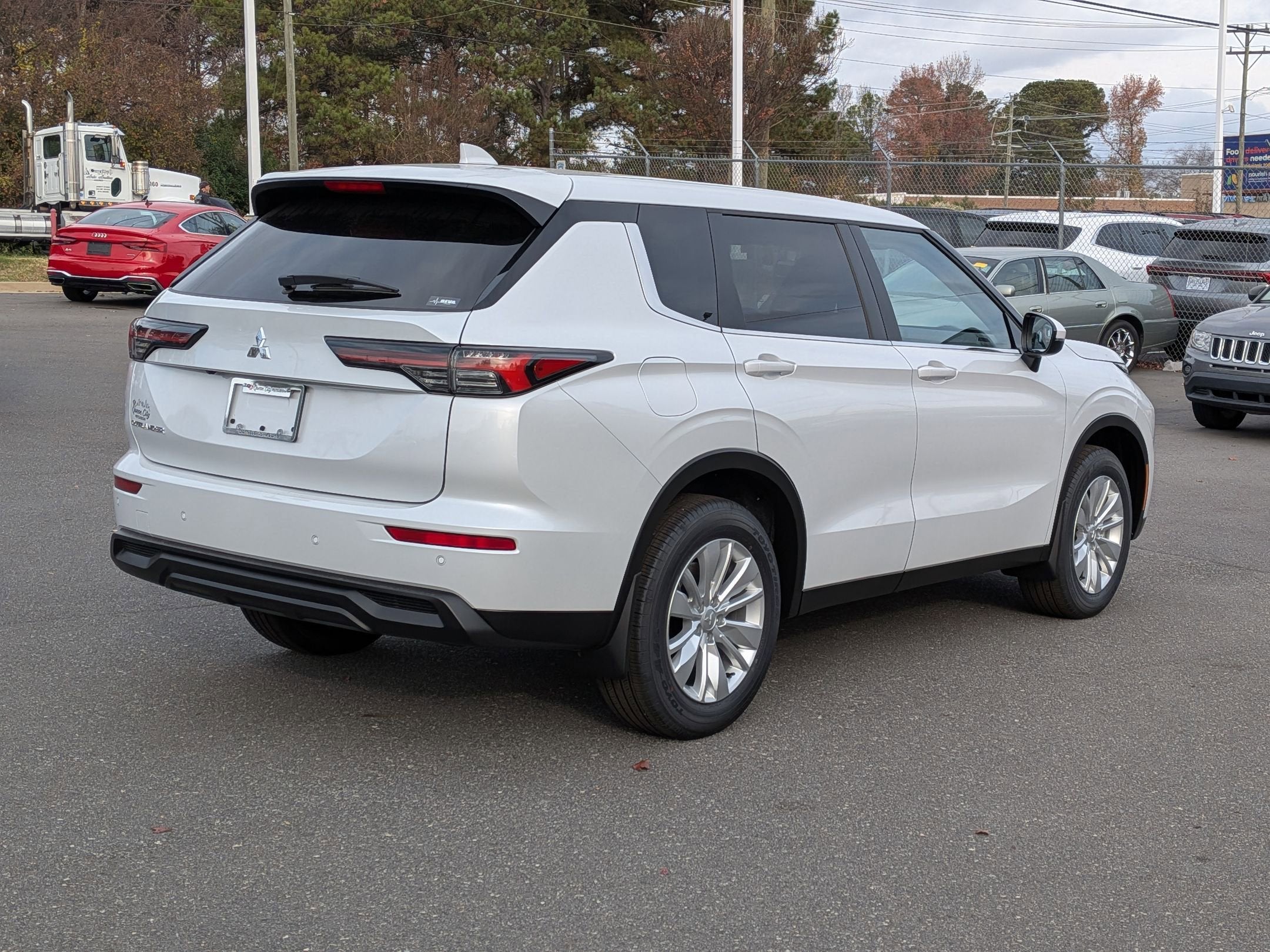 2025 Mitsubishi Outlander ES