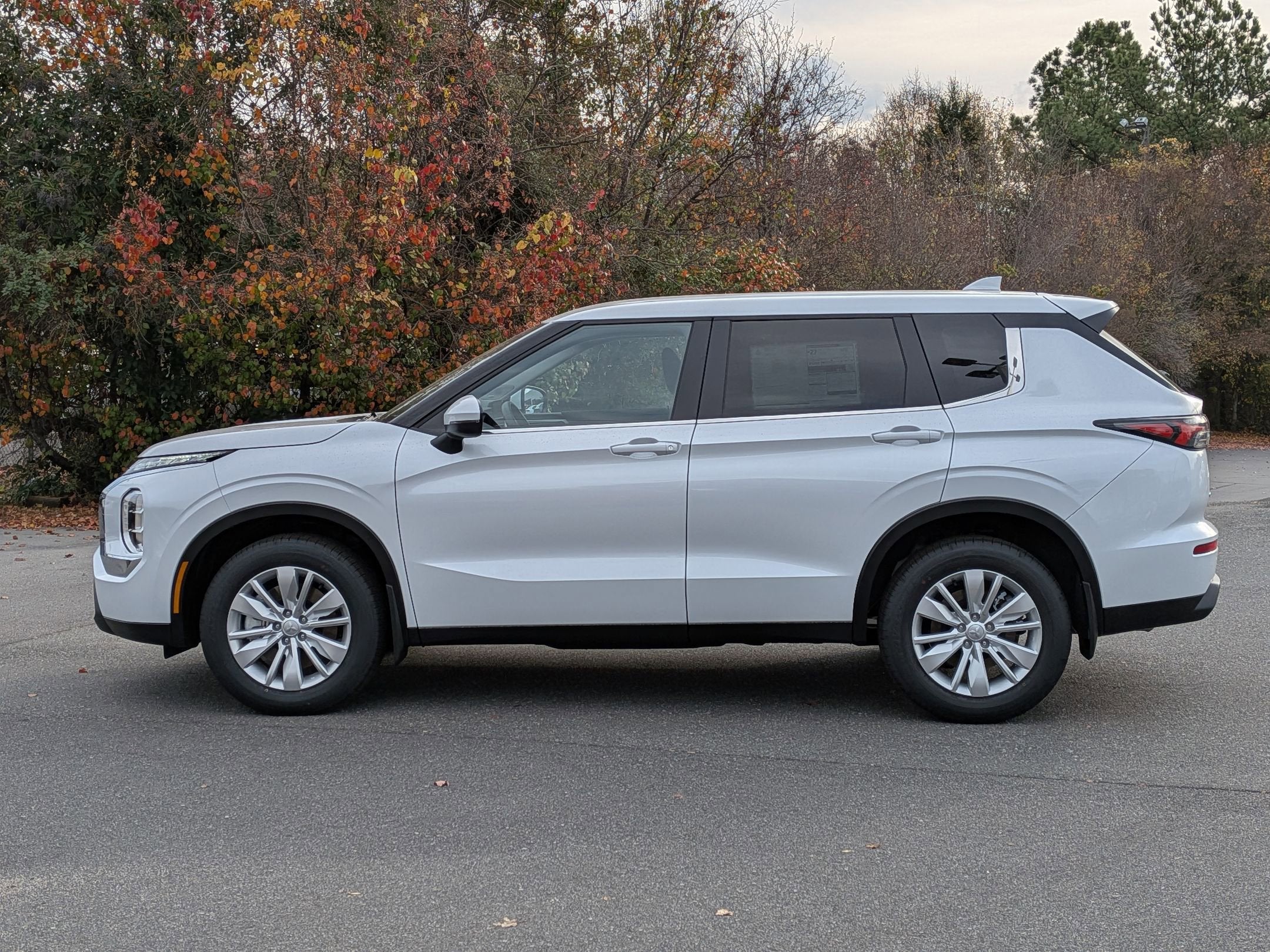 2025 Mitsubishi Outlander ES