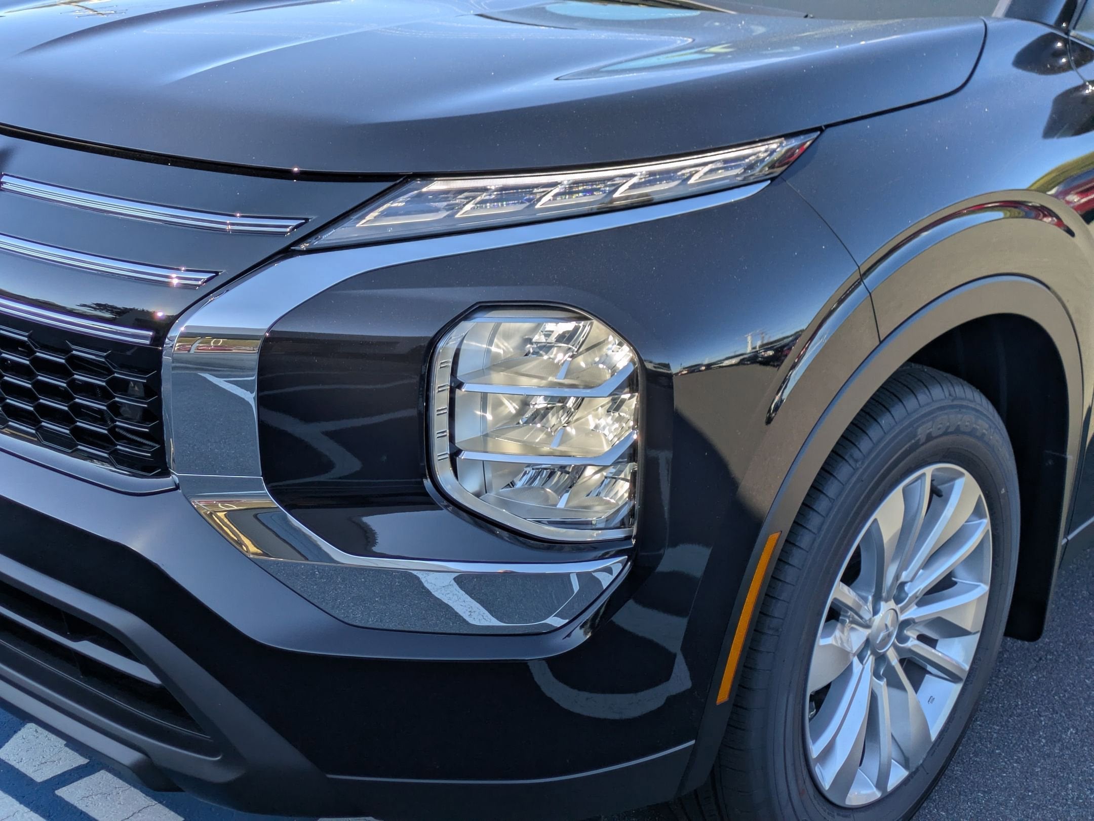 2025 Mitsubishi Outlander ES