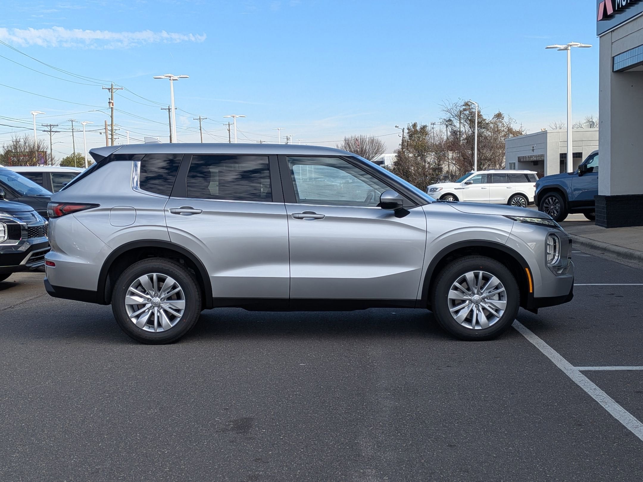 2026 Mitsubishi Outlander ES