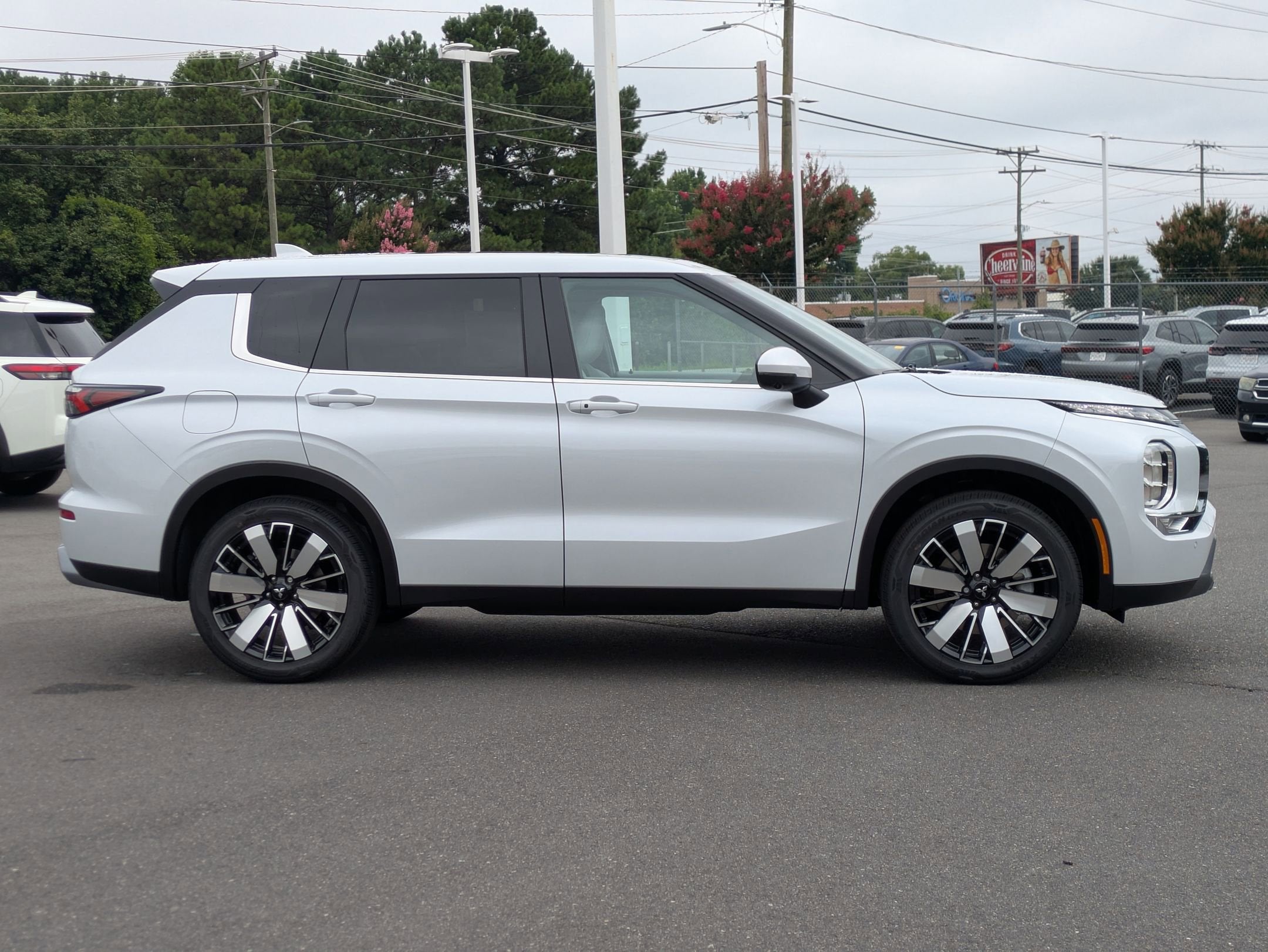 2025 Mitsubishi Outlander SE