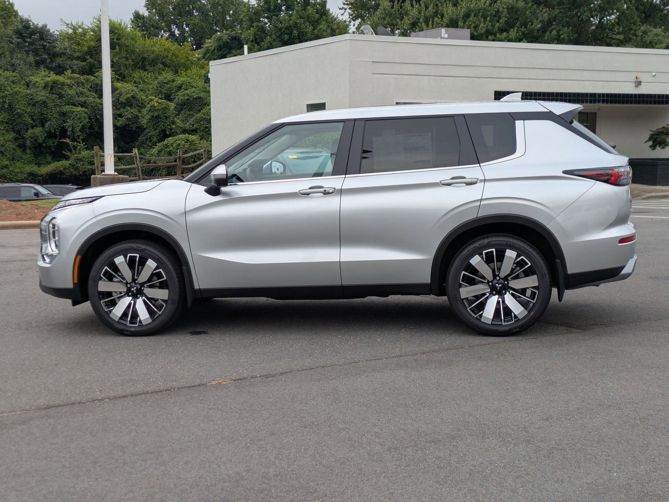 2025 Mitsubishi Outlander SE