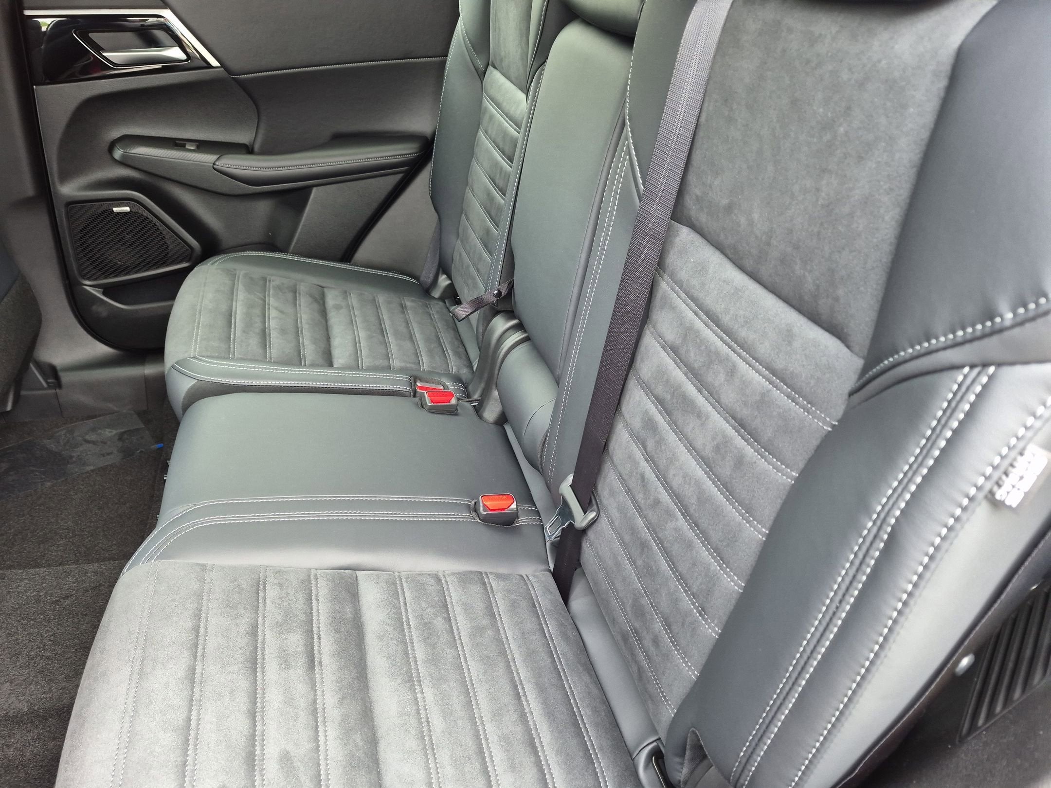 2026 Mitsubishi Outlander LE