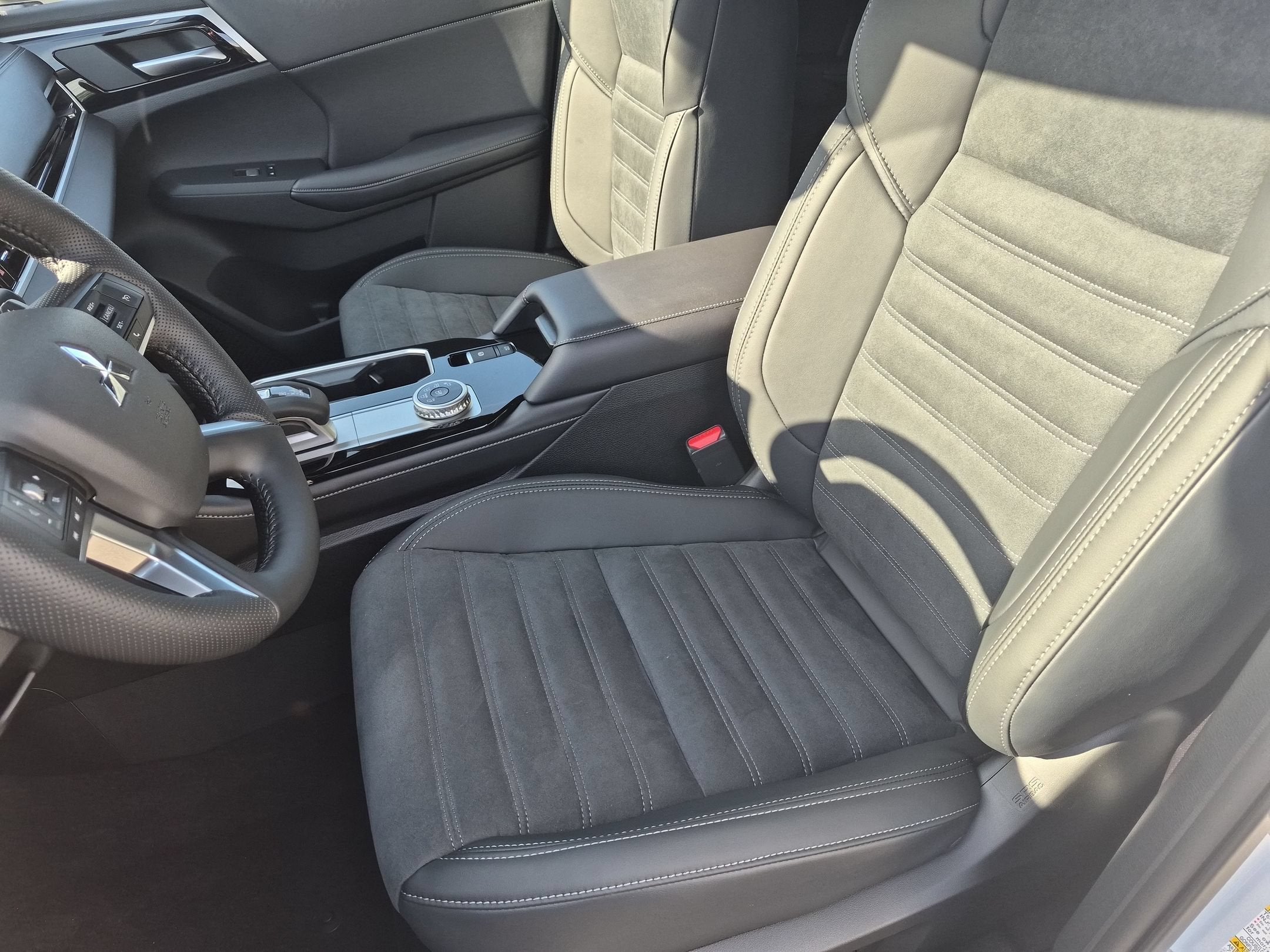2026 Mitsubishi Outlander LE