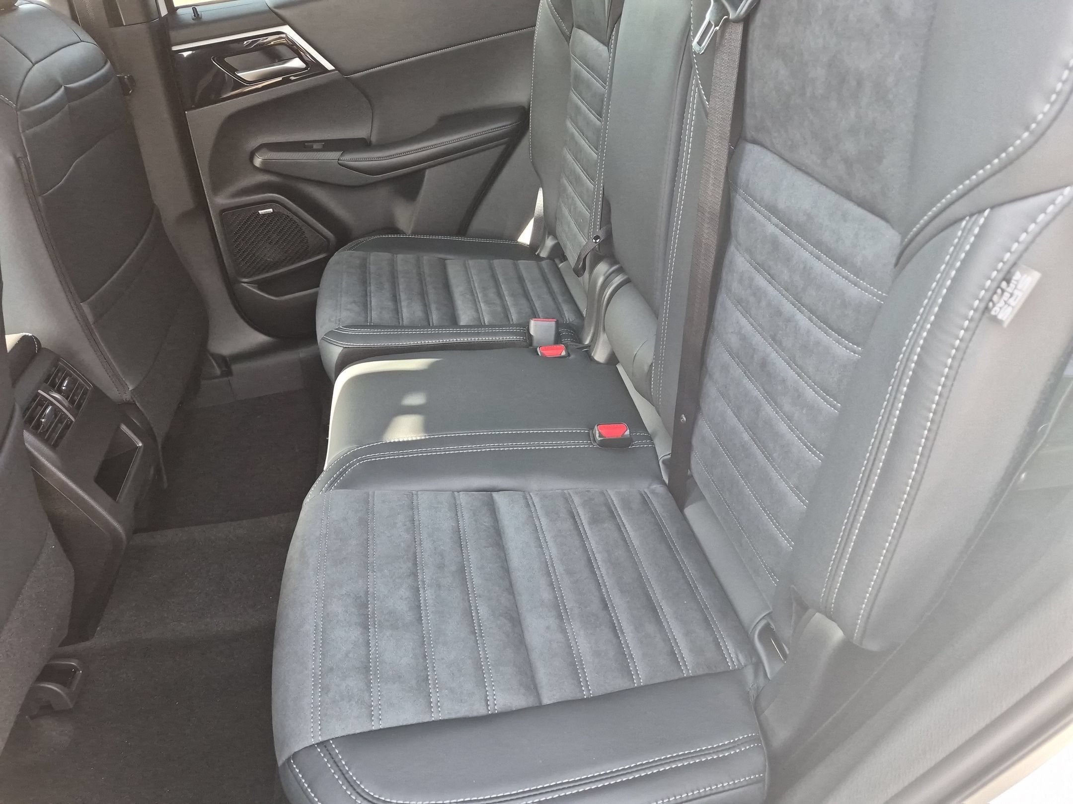 2026 Mitsubishi Outlander LE