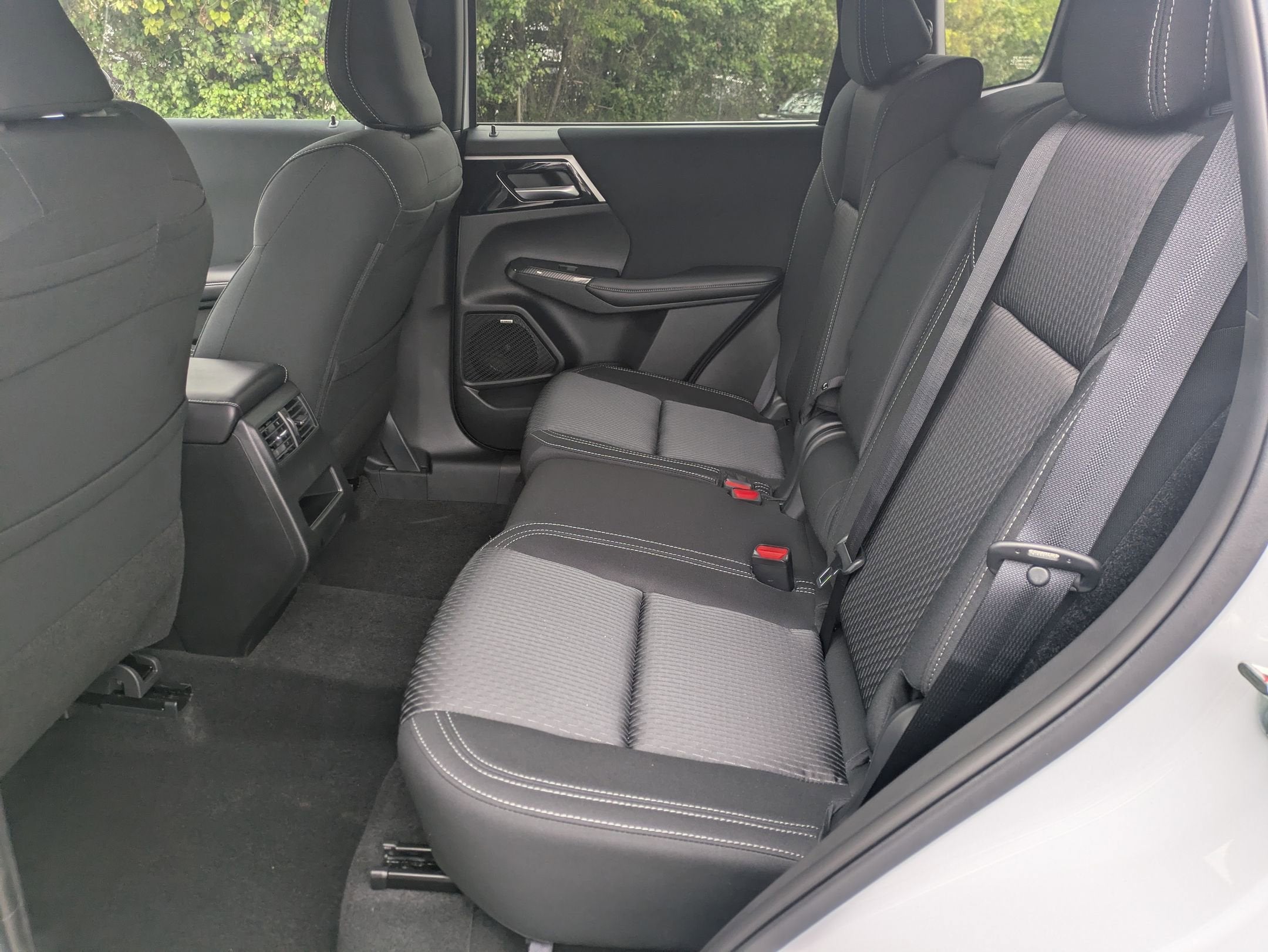 2025 Mitsubishi Outlander ES