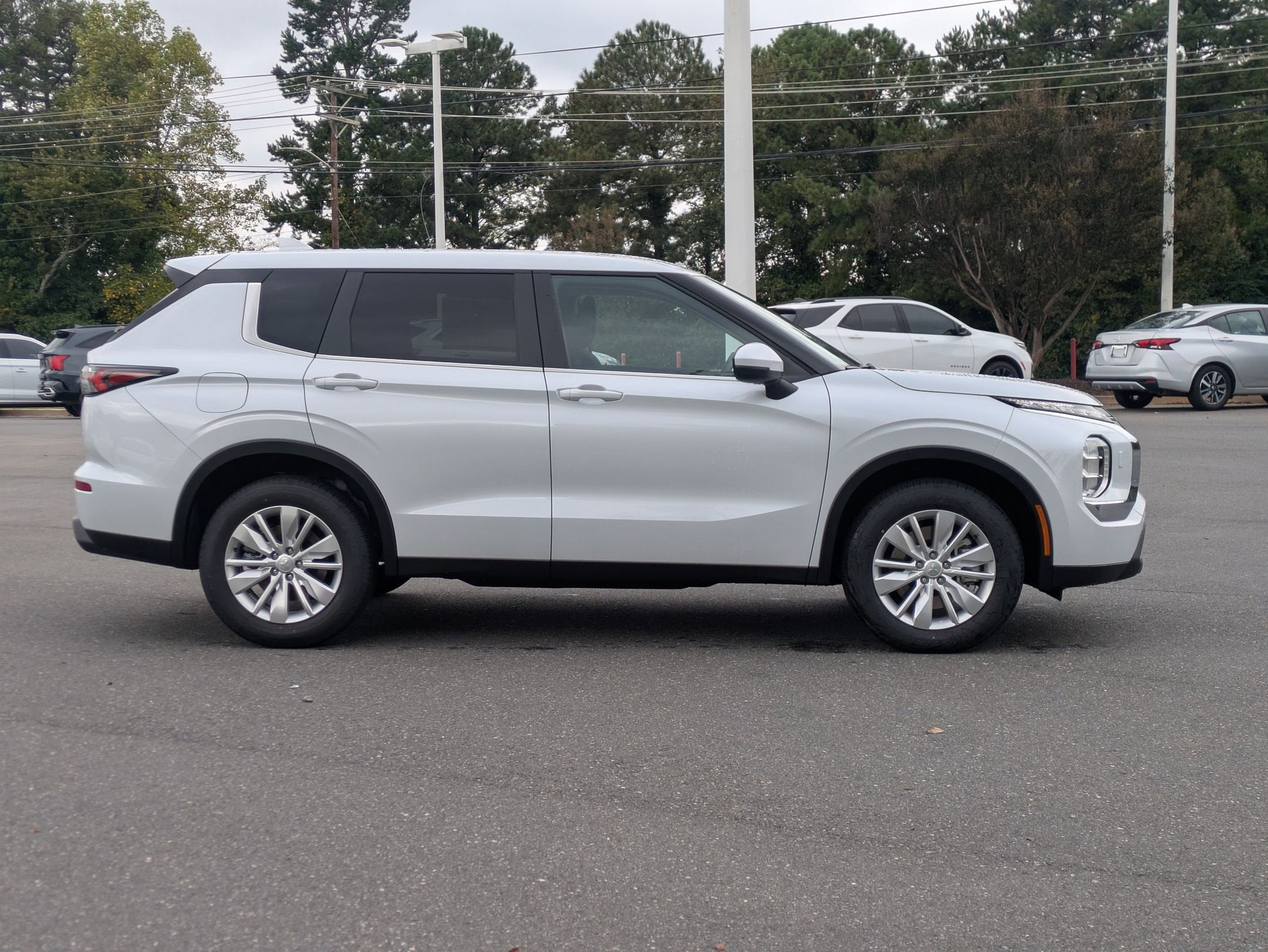 2025 Mitsubishi Outlander ES