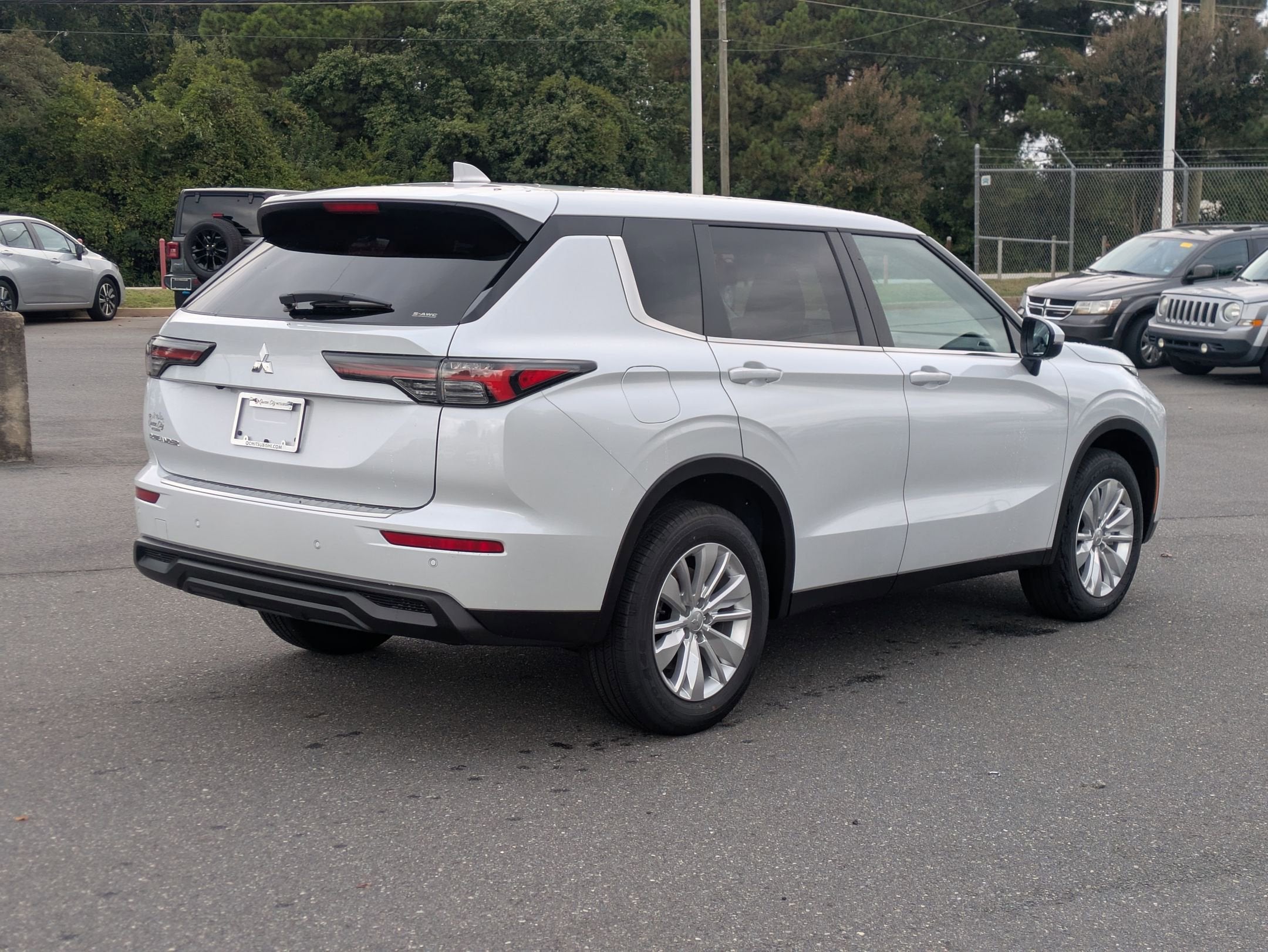 2025 Mitsubishi Outlander ES