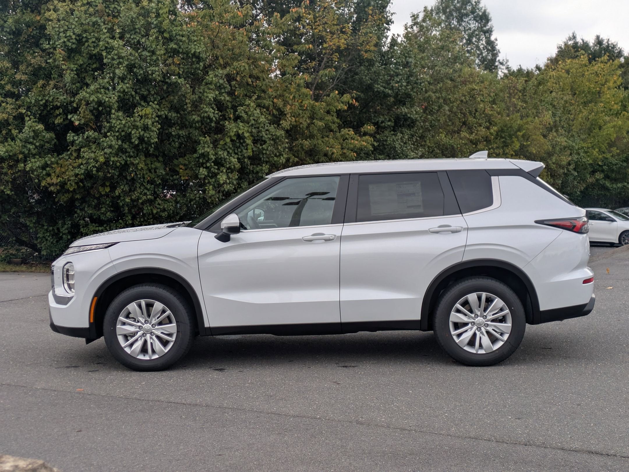 2025 Mitsubishi Outlander ES